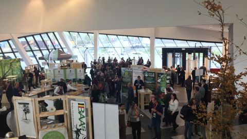 En parallèle du colloque, une quinzaine de stands – parfois partagés entre plusieurs exposants – se tenaient dans le hall du centre des congrès de Mons. Parmi eux, des pépinières, des associations, diverses entreprises, le Centre du Paysage, etc. © Léna Hespel